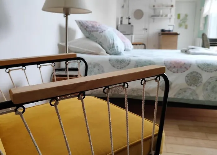 Chambre studio indépendante au calme vue sur piscine