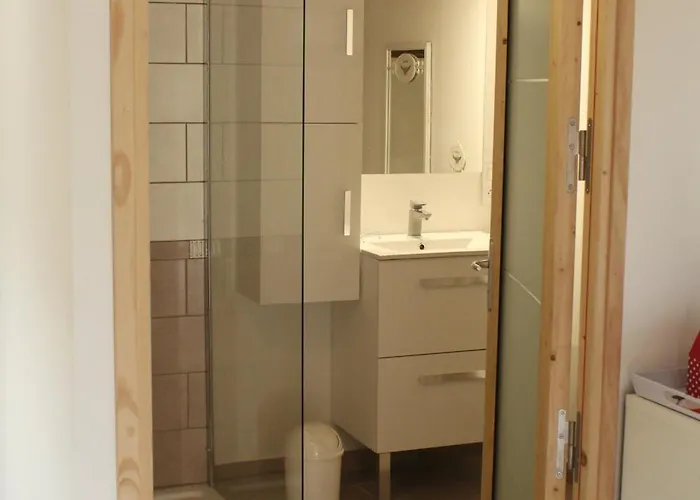 une chambre d hôtes avec petit dejeuner
